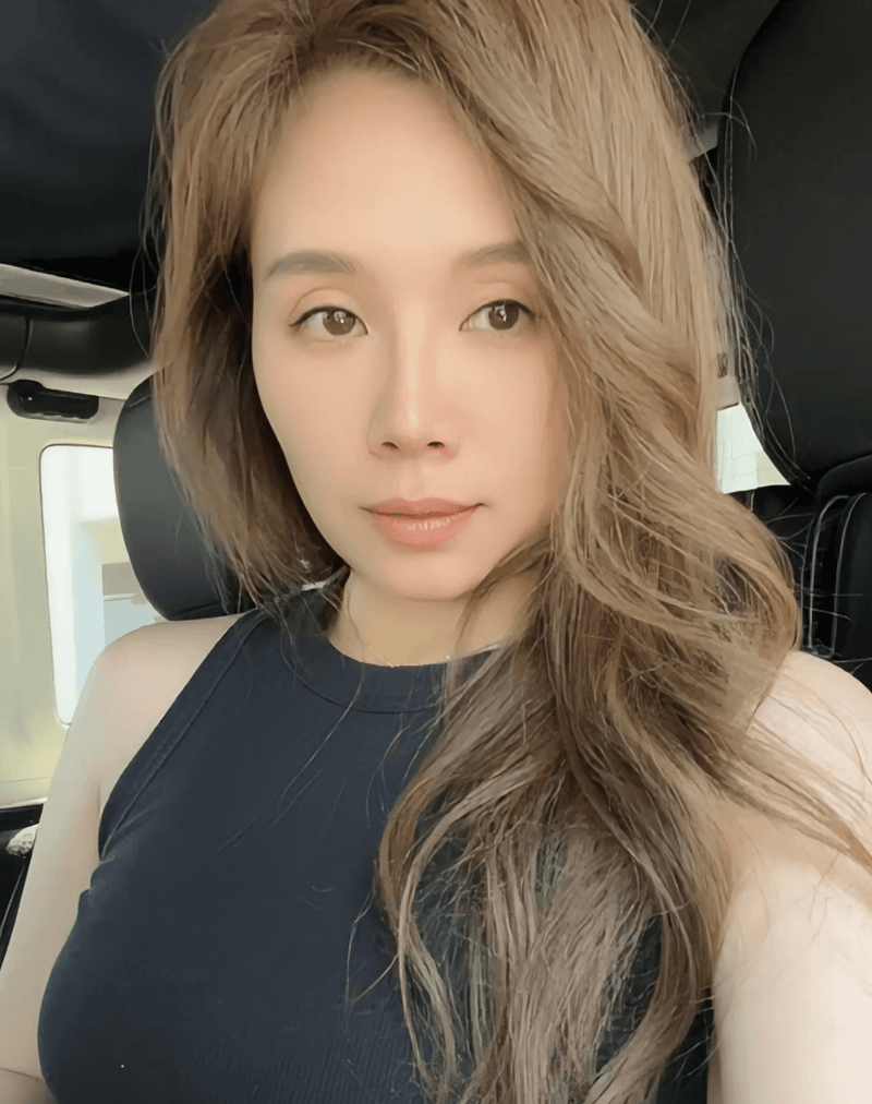 moore prime chloe selfie